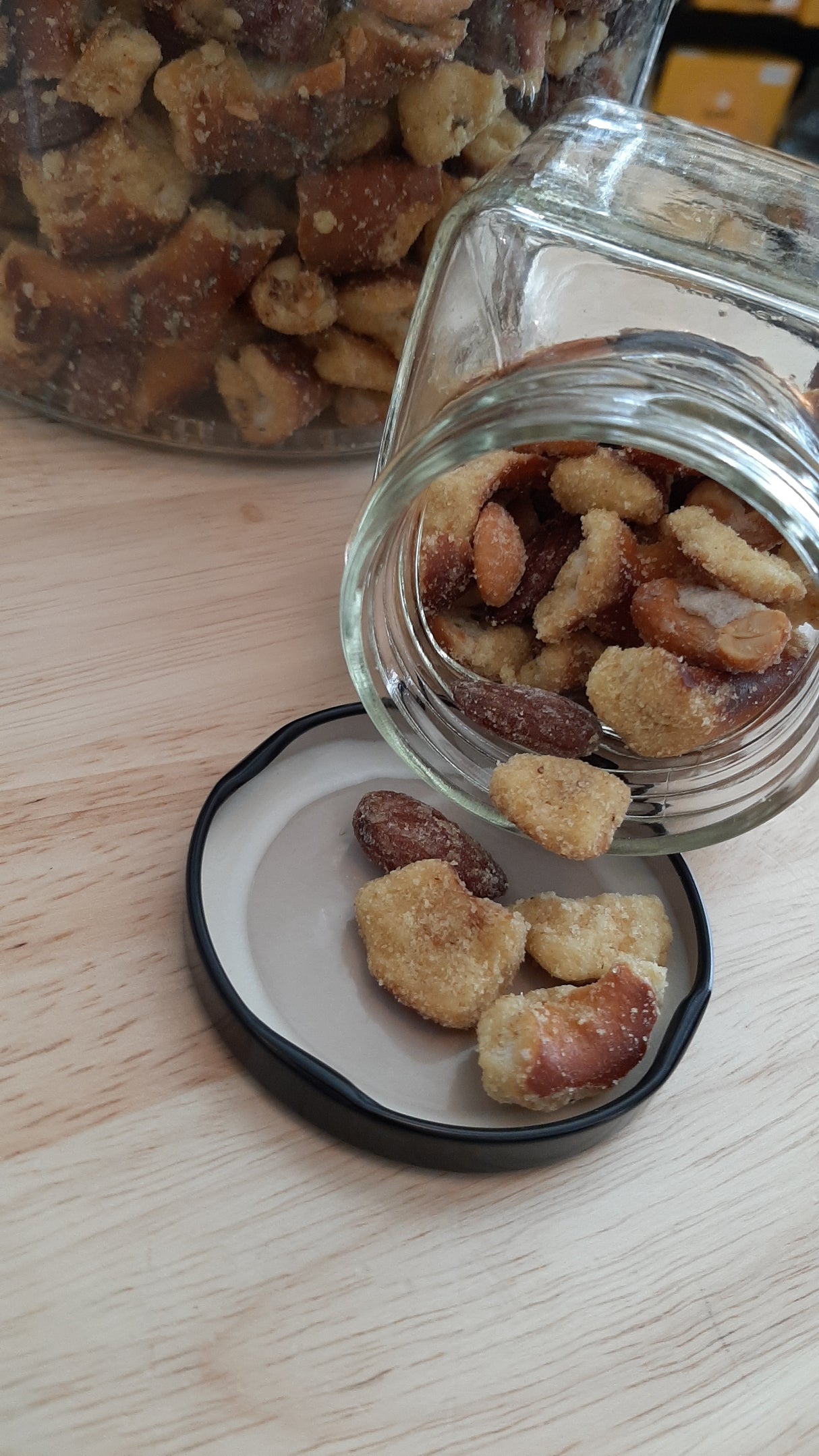 NEV0090 - Pretzel and nuts with mustard and honey