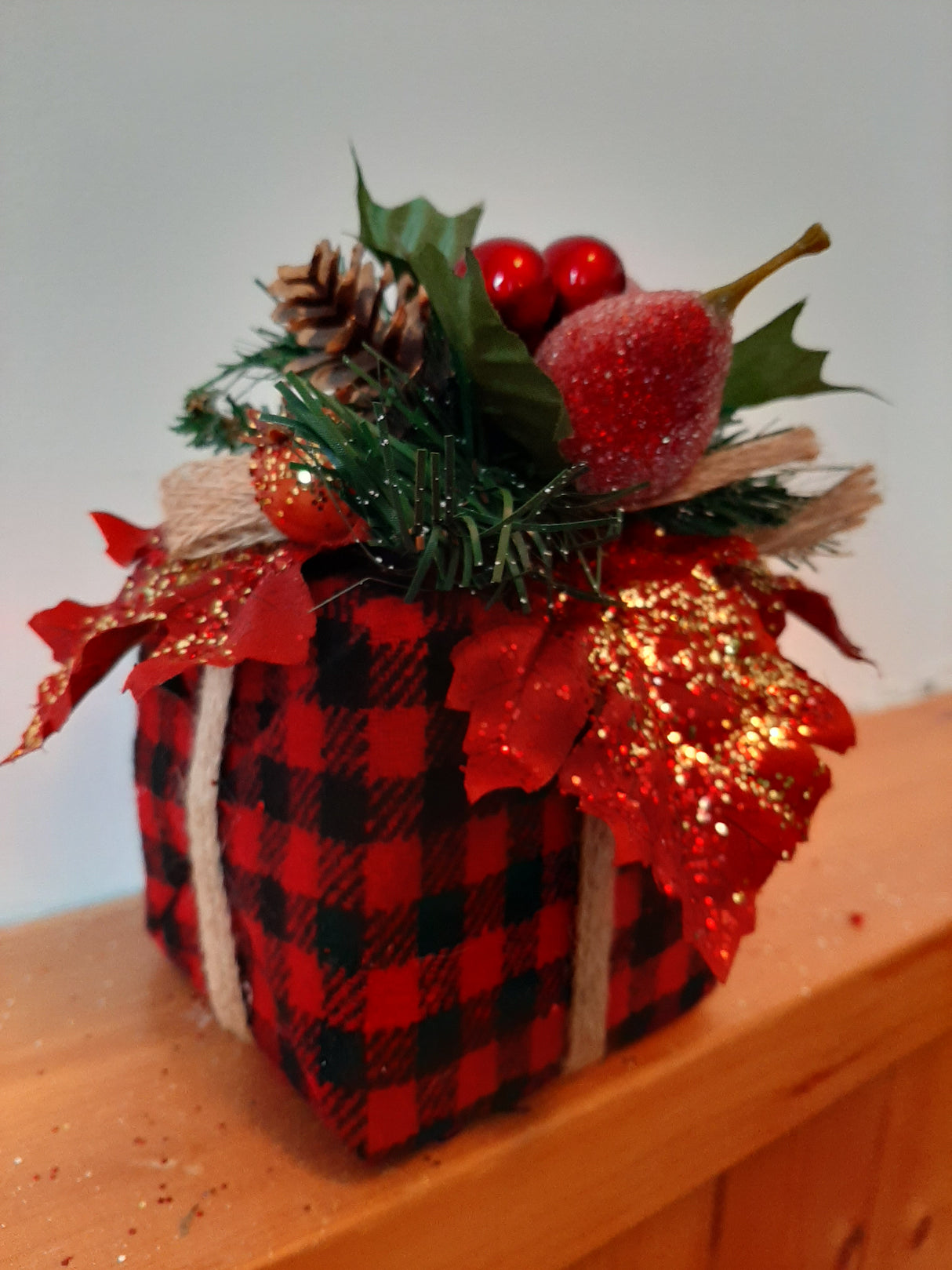 DÉCO-N - Cadeau de Noël à carreaux - VENDU