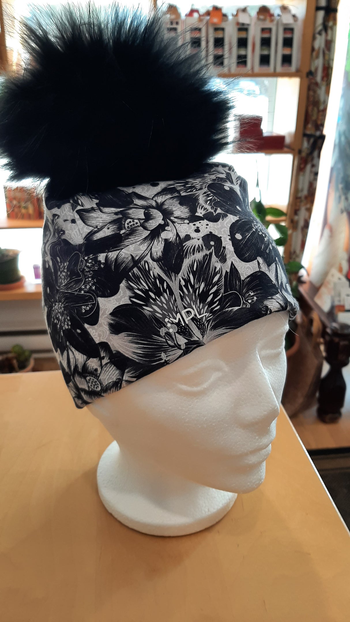 MPL0031 - Tuque pour adulte - fleurie noire et grise
