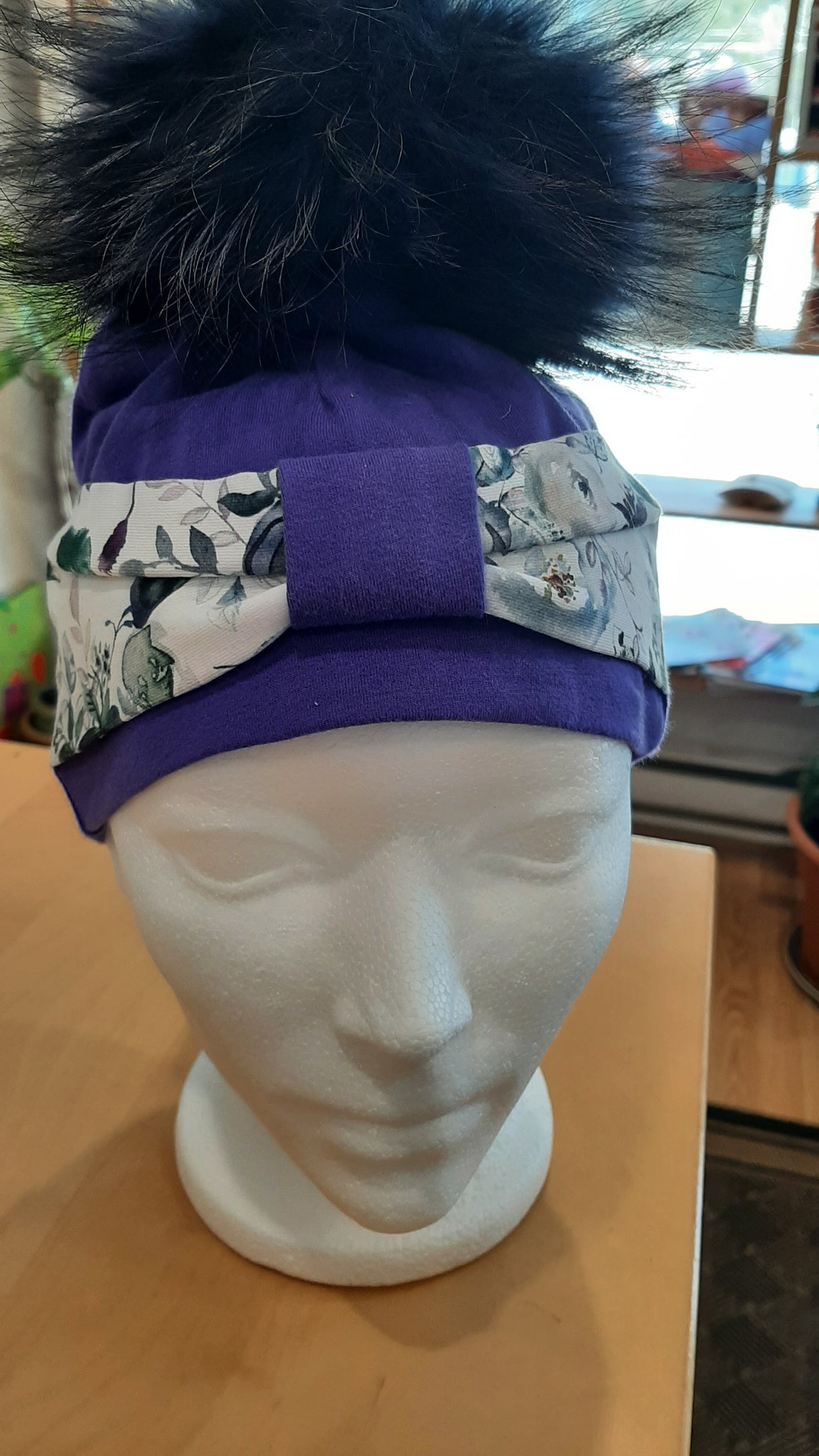 MPL0036 - Tuque pour adulte mauve avec bande fleurie