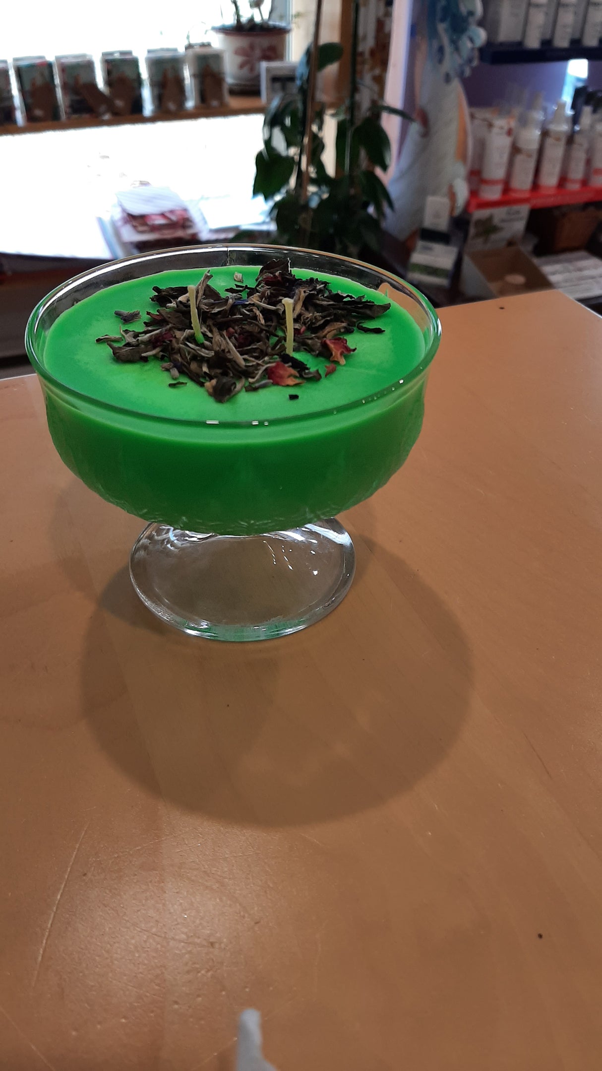 CAN0051 - Candle in a flared cup with leaf patterns