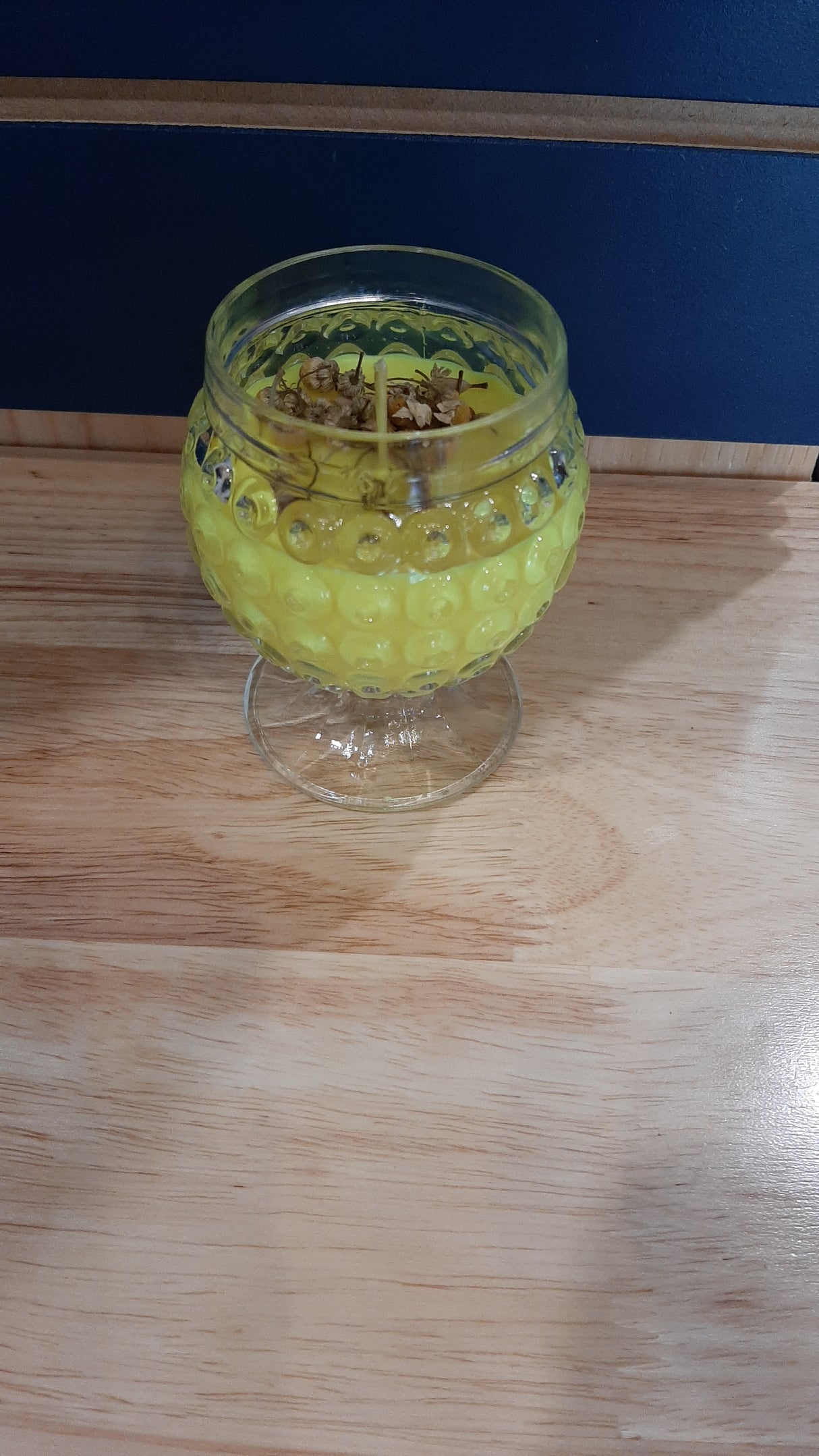 CAN0020 - Chandelle jaune dans un pot avec motifs