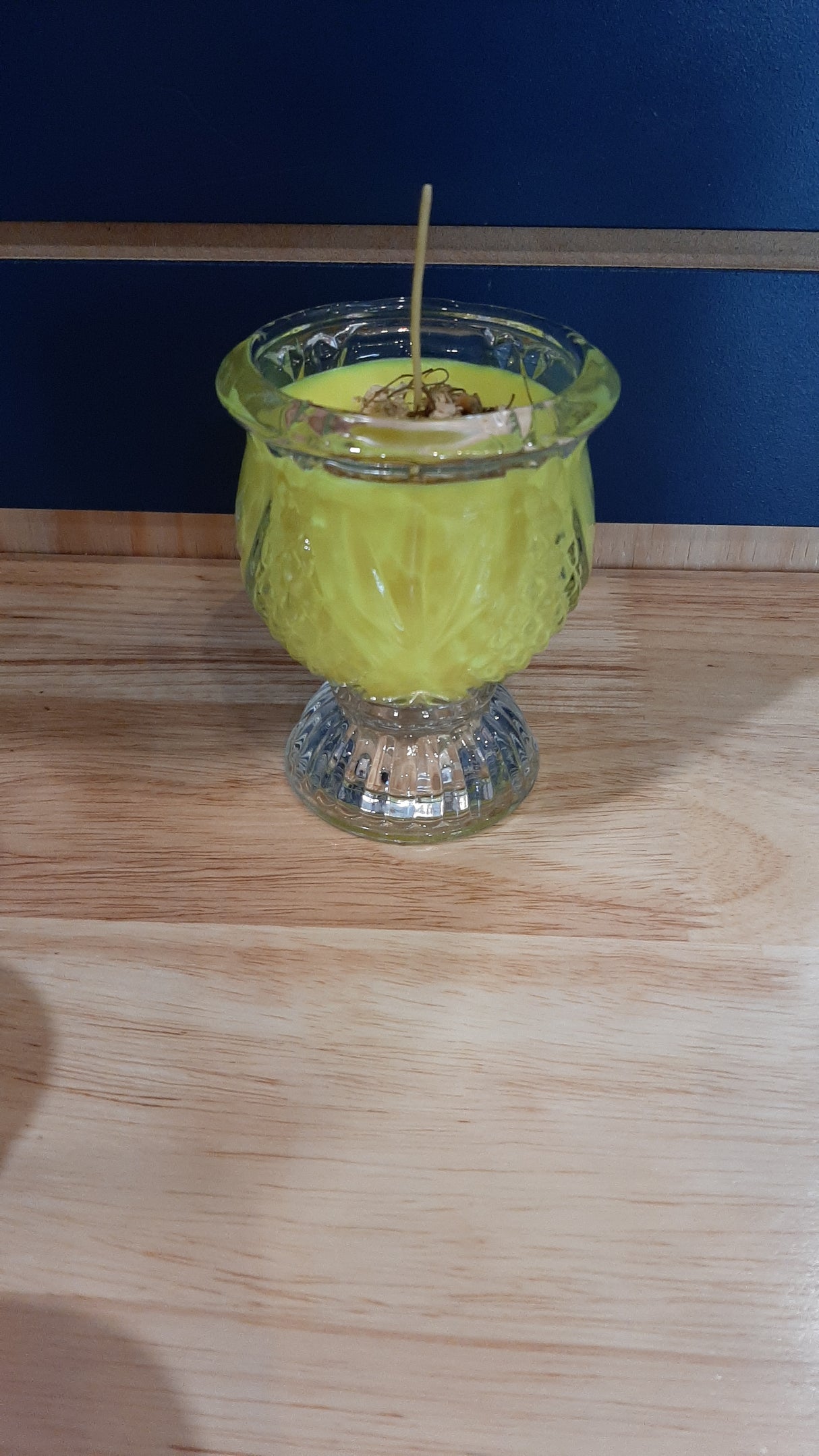 CAN0021 - Chandelle jaune dans un pot avec motifs
