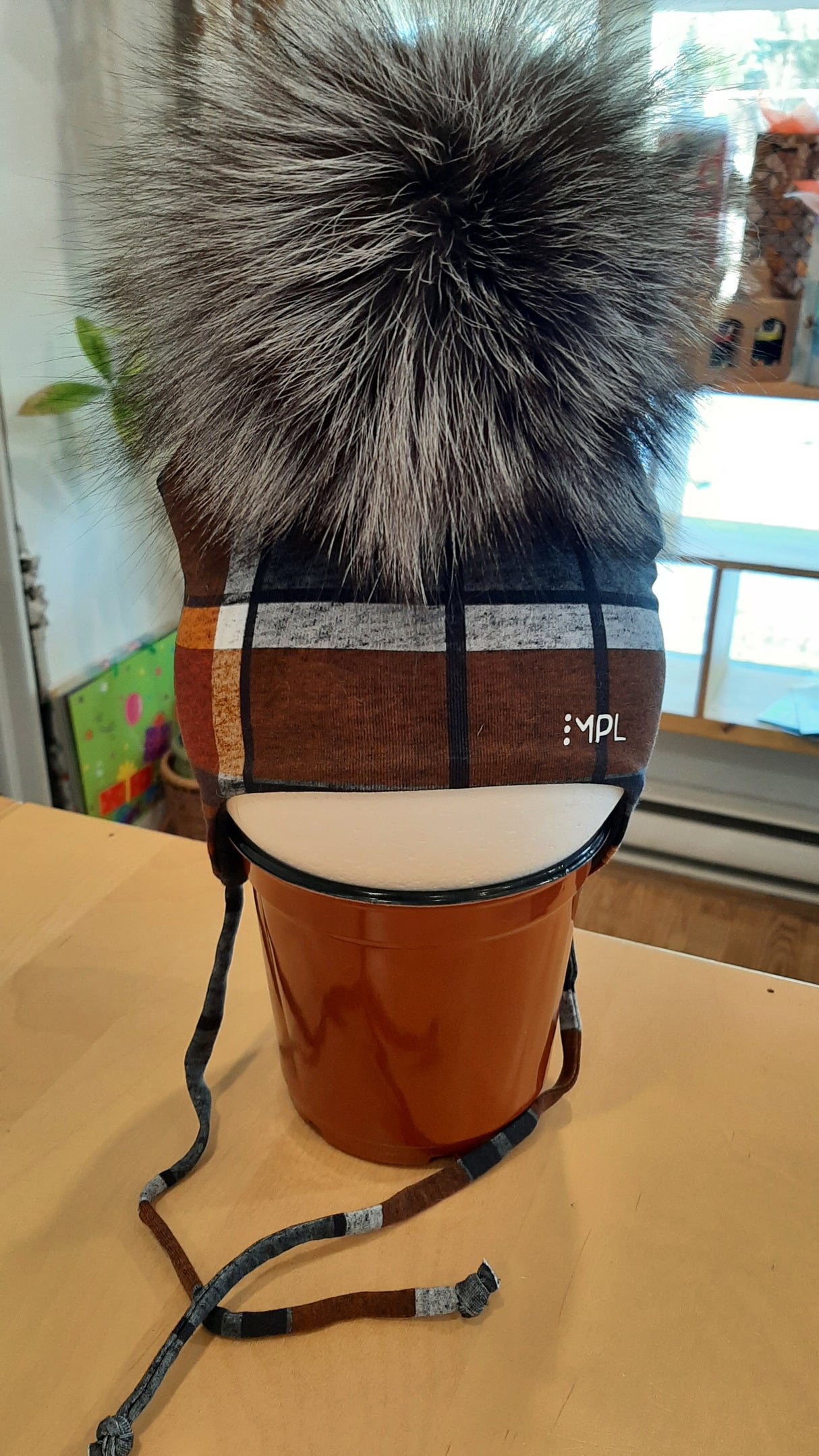 MPL0041 - Tuque avec cordons pour enfant - carreaux tons de brun et gris