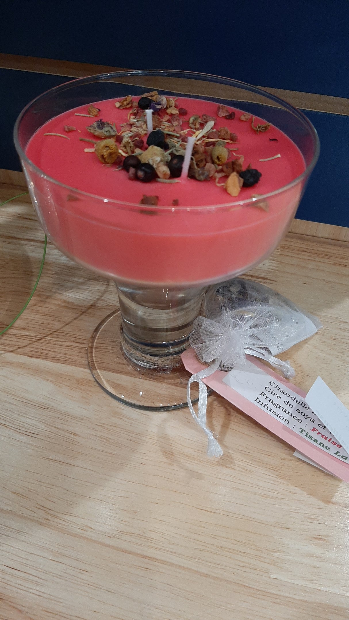 CAN0065 - Chandelle dans un contenant évasé à gros pied - Fraise