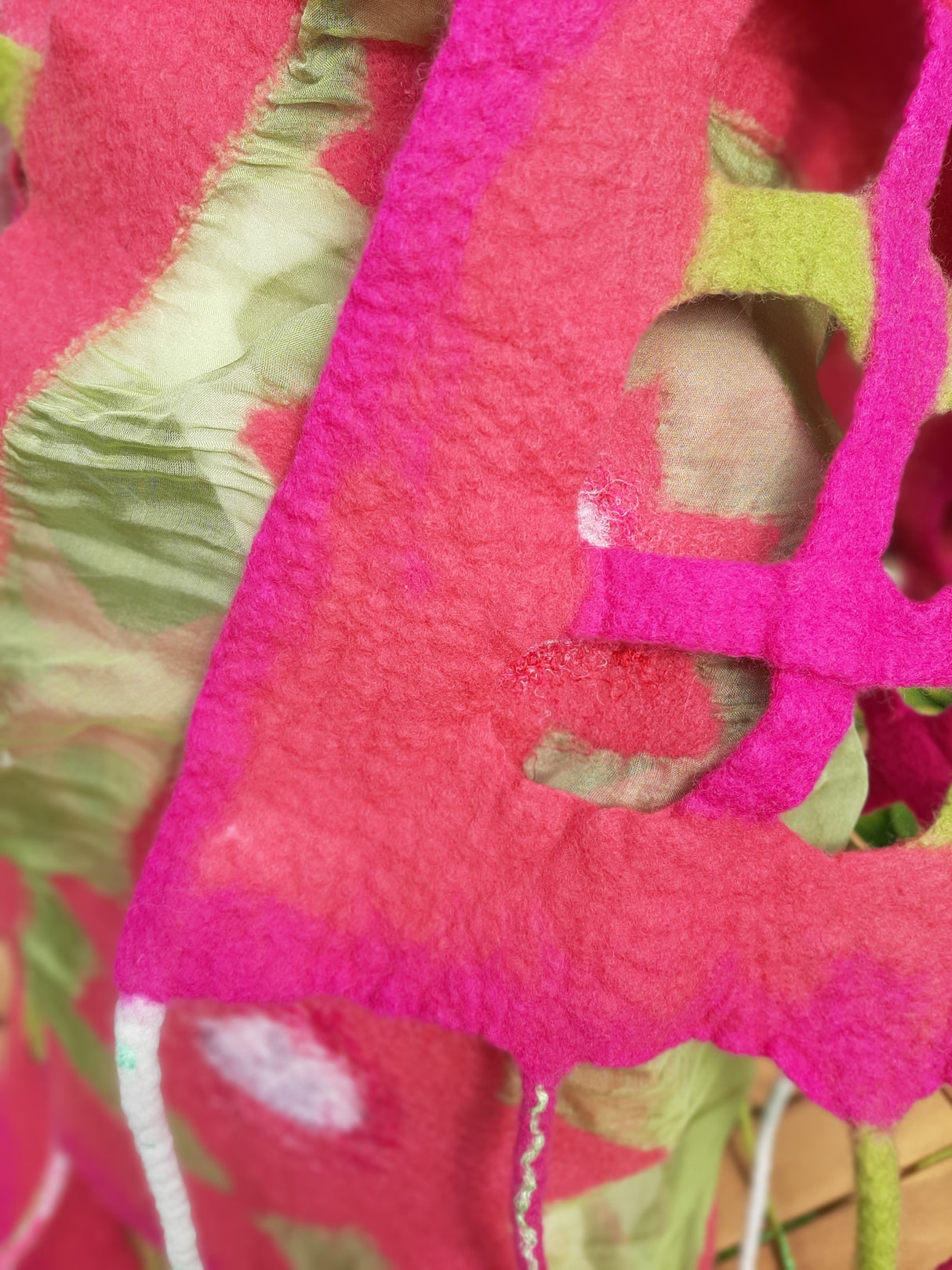 KIF0005 - KiFaiJazer - Felted shawl with 3D flowers