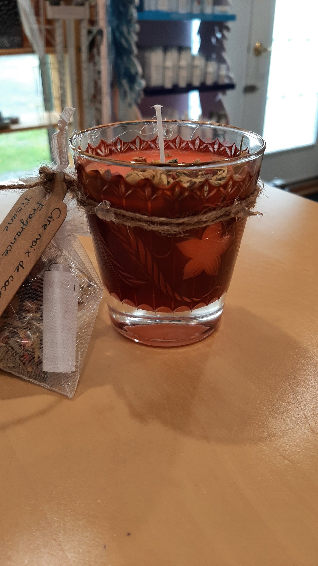 CAN0019 - Chandelle dans verre avec motifs brodés rouges