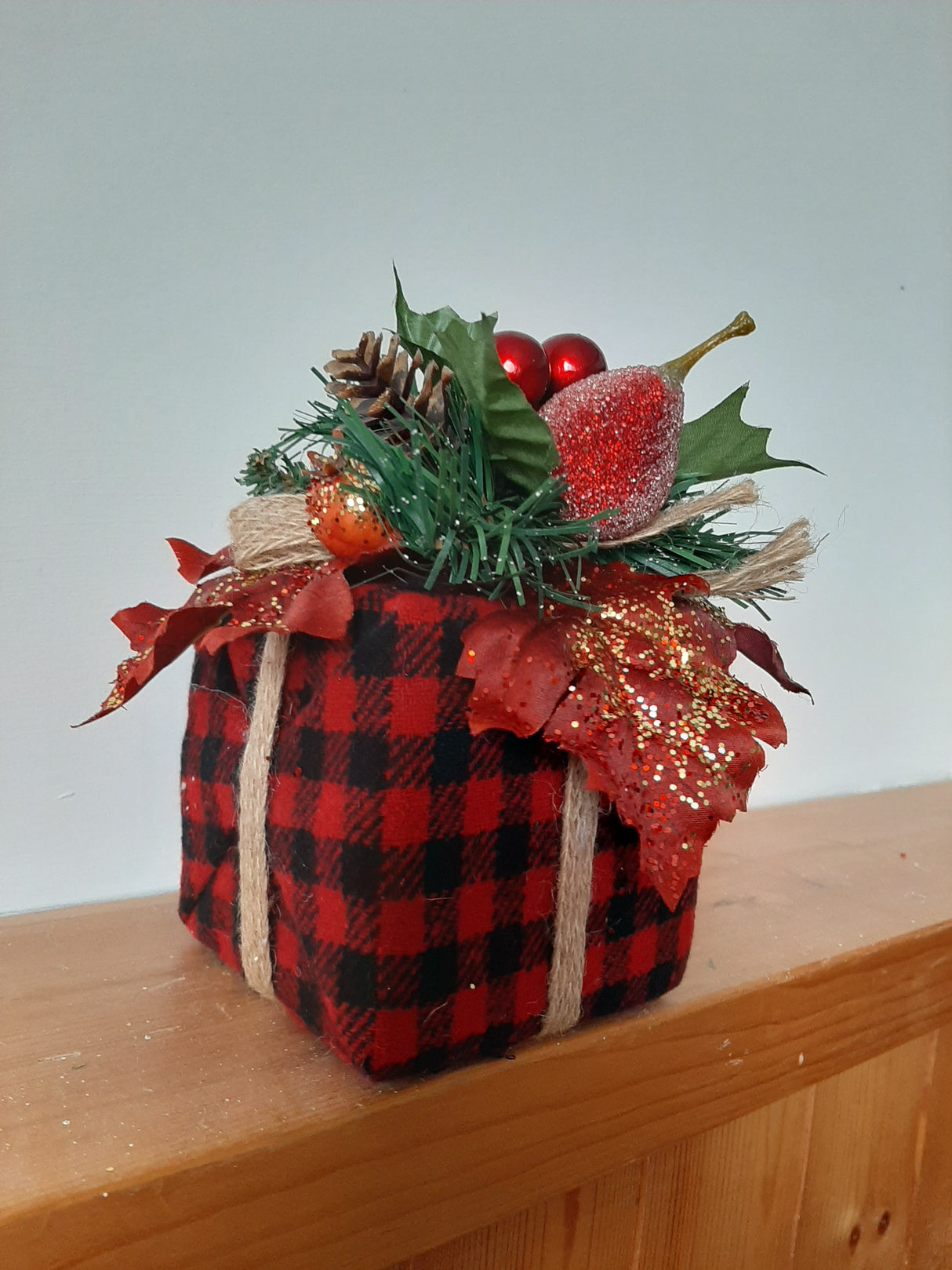 DÉCO-N - Cadeau de Noël à carreaux - VENDU