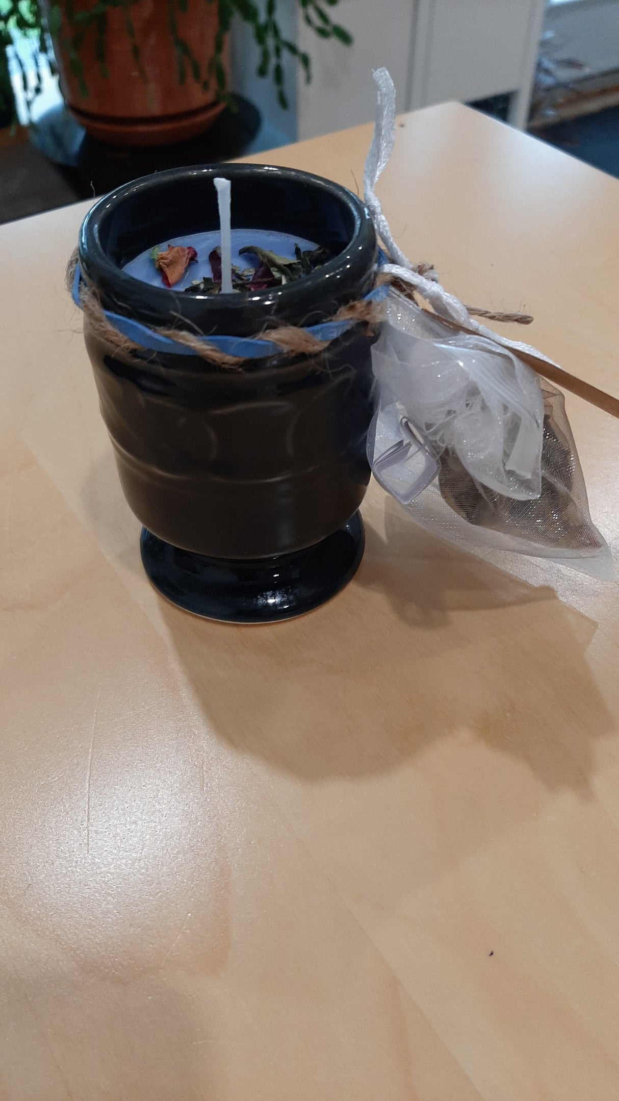 CAN0008 - Candle in patterned pot