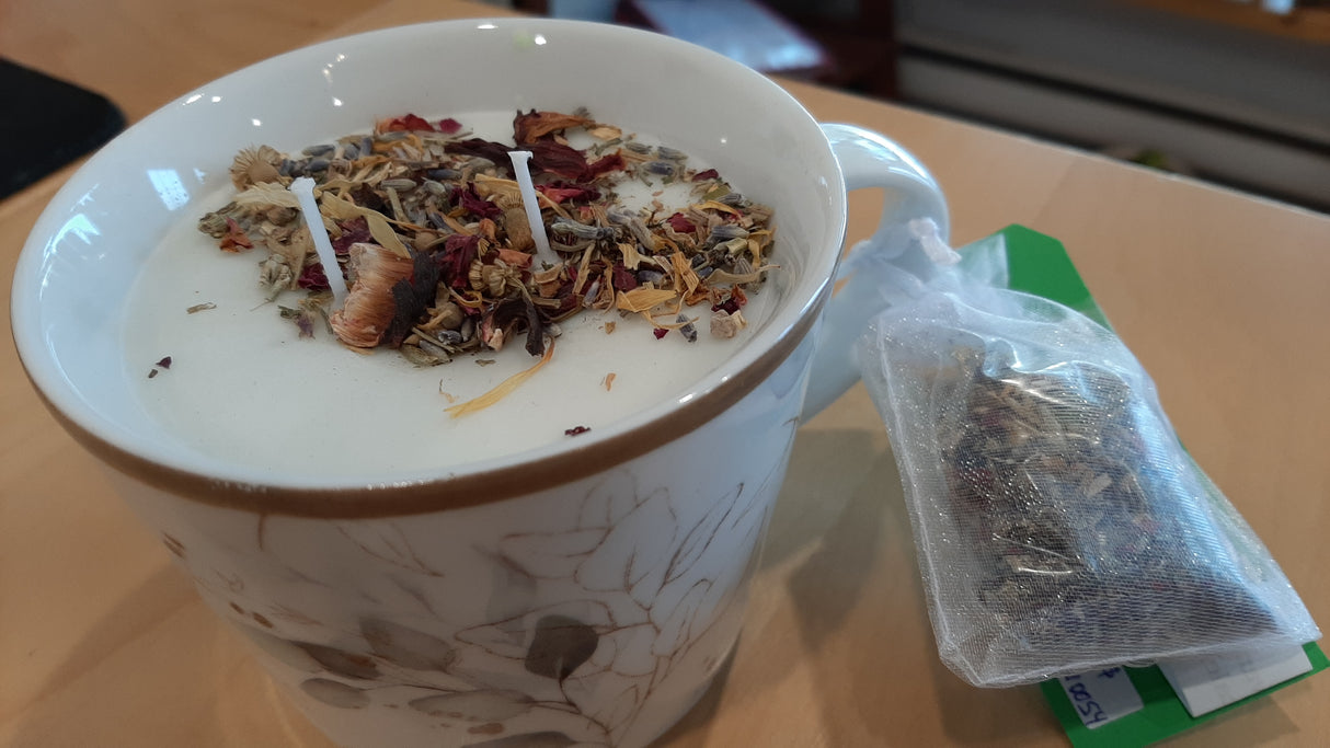 CAN0054 - Chandelle dans une jolie tasse blanche avec feuilles