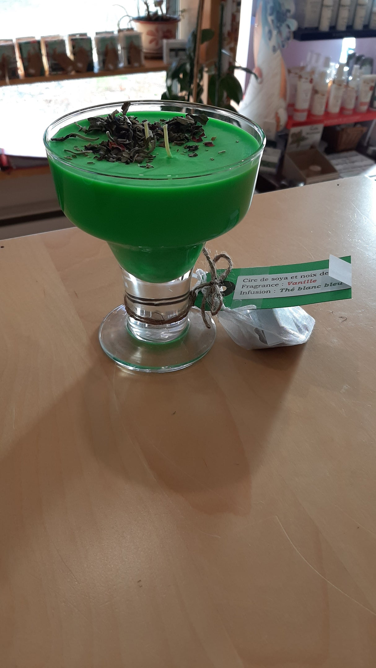 CAN0046 - Chandelle verte dans un verre évasé
