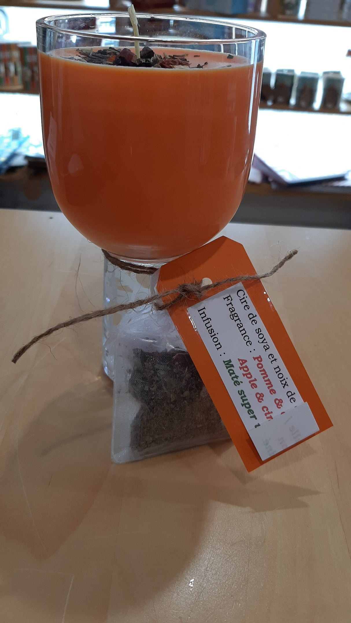 CAN0039 - Candle in a full stemmed glass