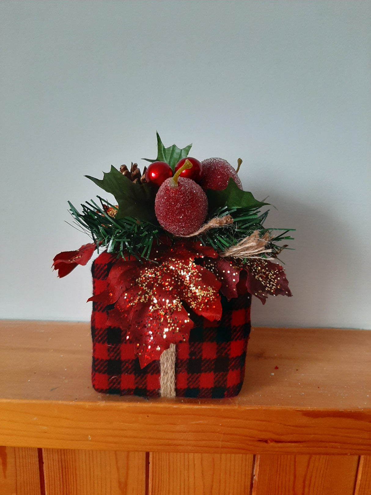 DÉCO-N - Cadeau de Noël à carreaux - VENDU