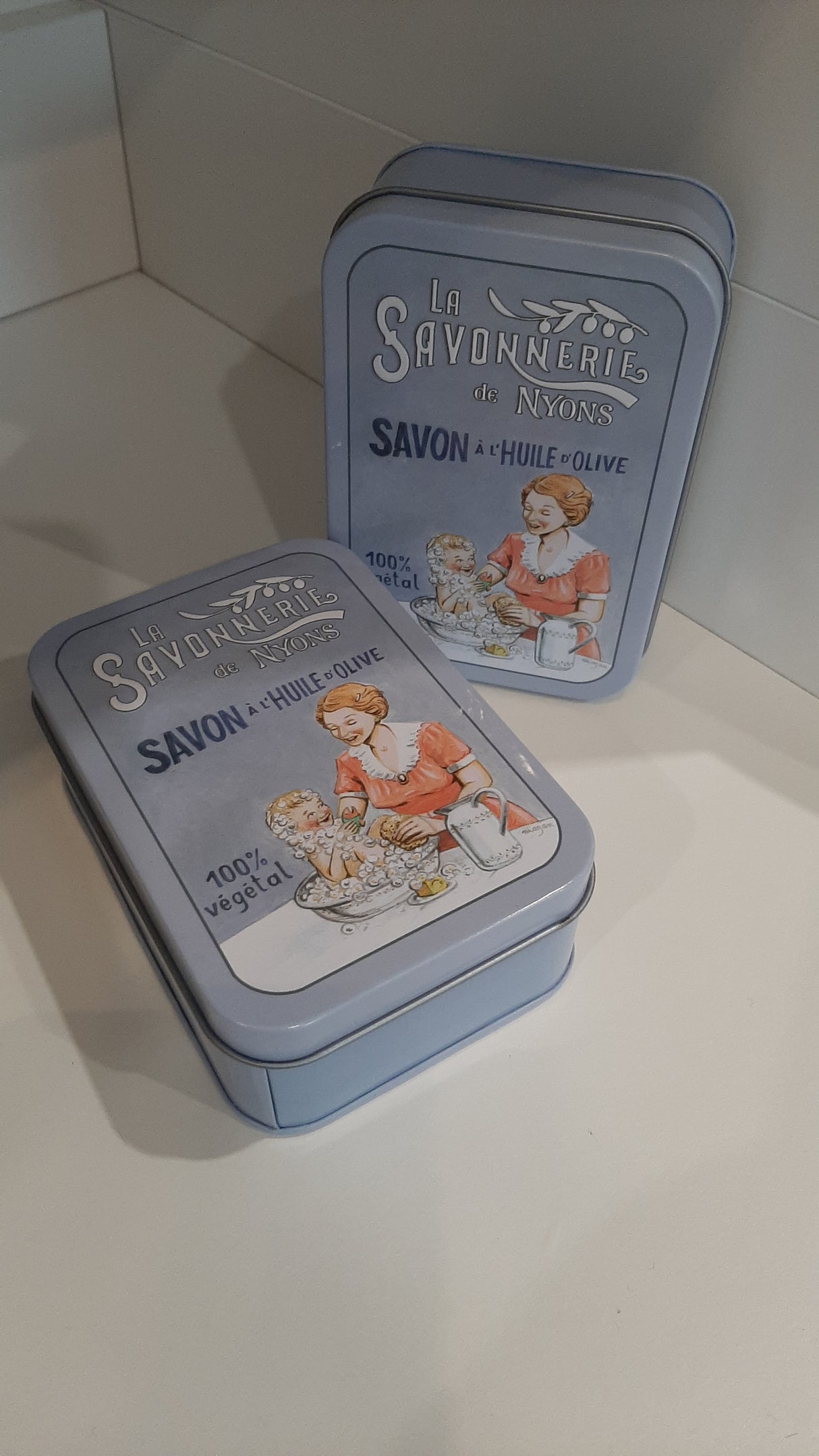 NYO1001 - Blue metal case - Mom and baby