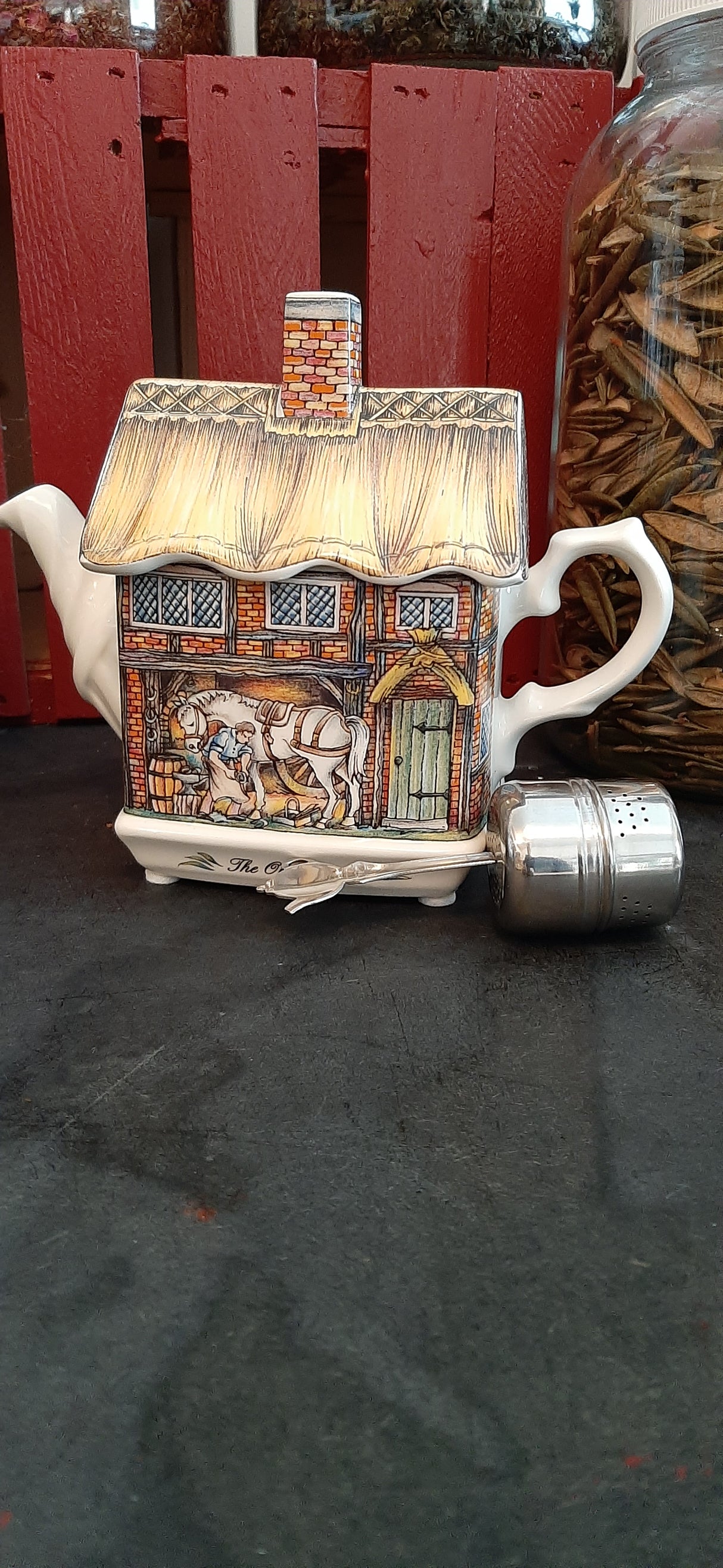 CSL0002 - The Old Forge teapot