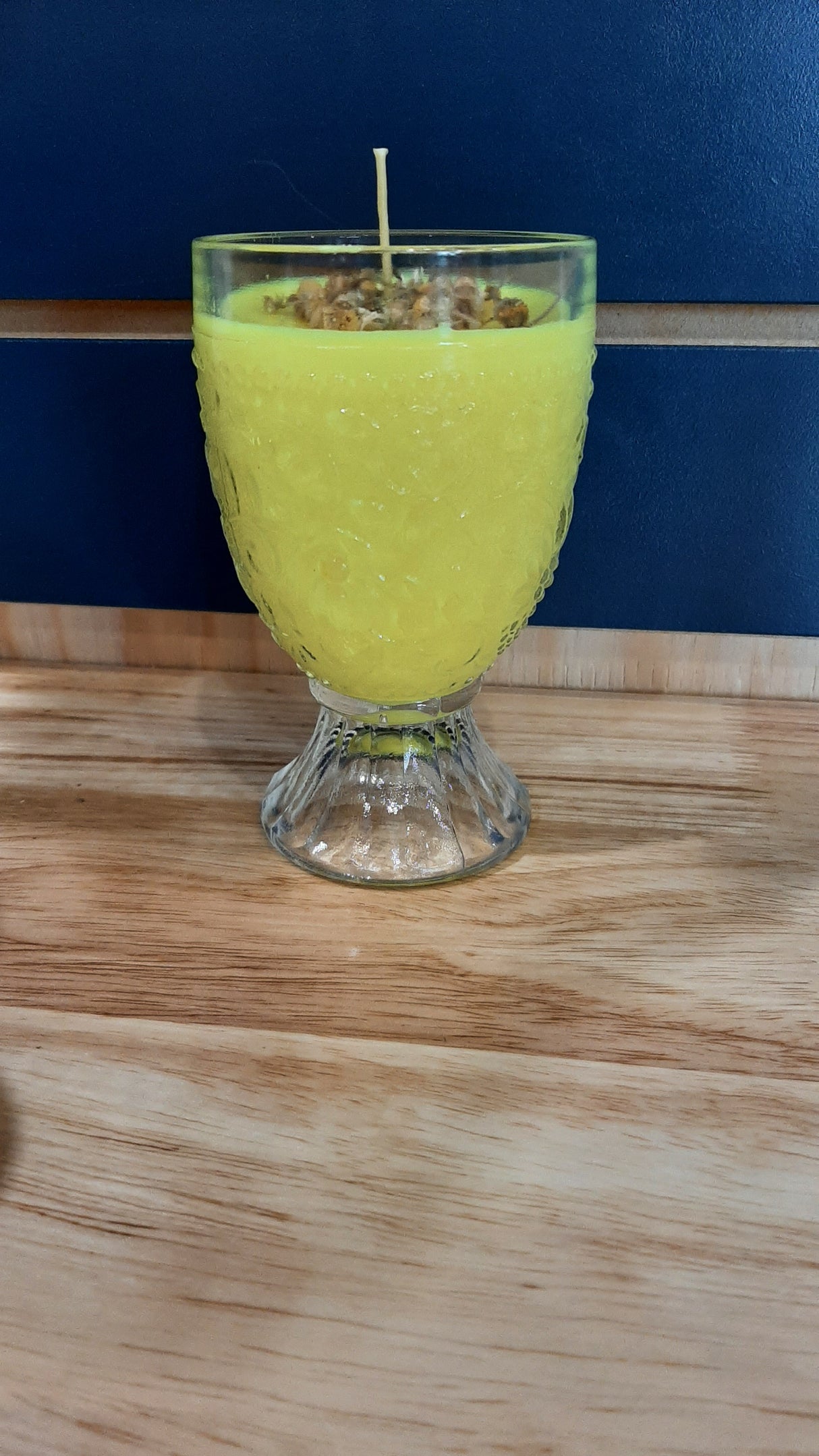 CAN0022 - Chandelle jaune dans un pot avec motifs