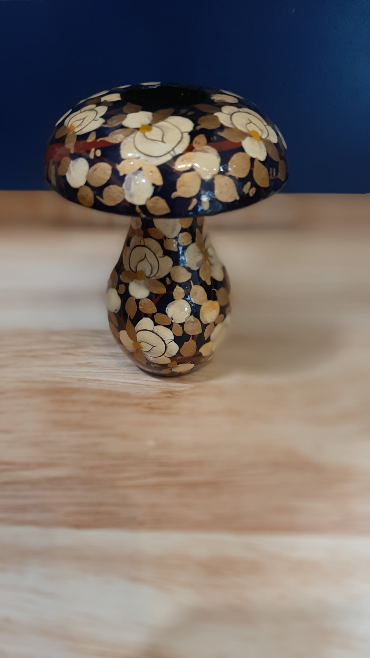 MUS0080 - Champignon en bois avec fleurs et feuilles