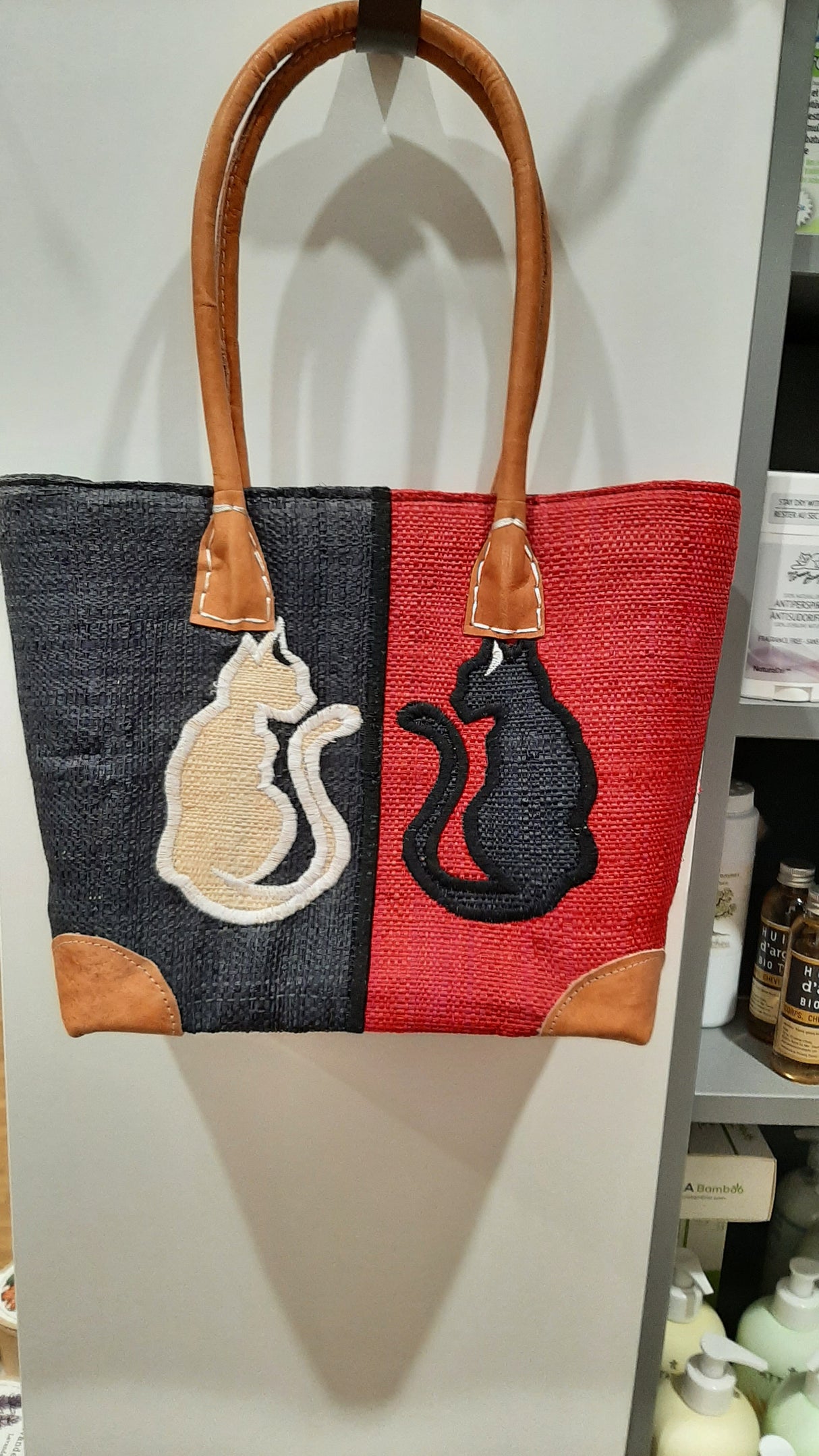 PAN0066 - Small cat basket - red and black