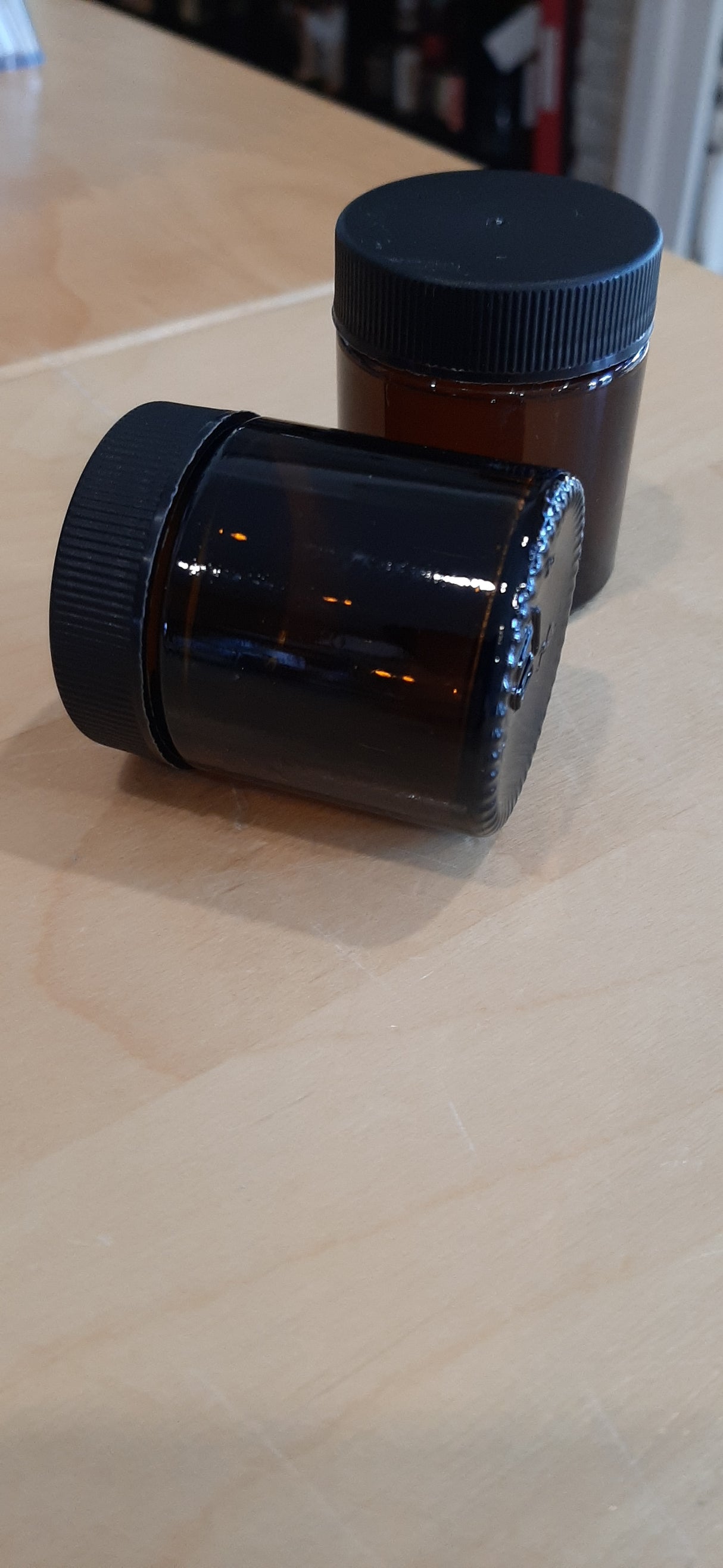 CON0009 - Petit pot en verre ambré