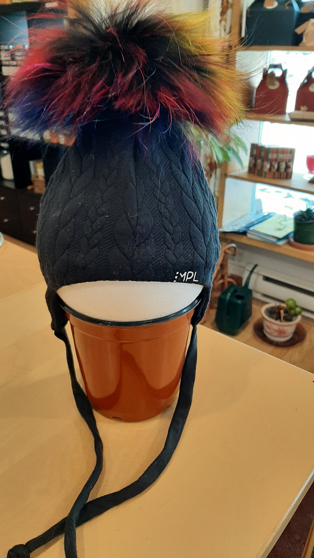 MPL0040 - Tuque avec cordons pour enfant - noire texturée