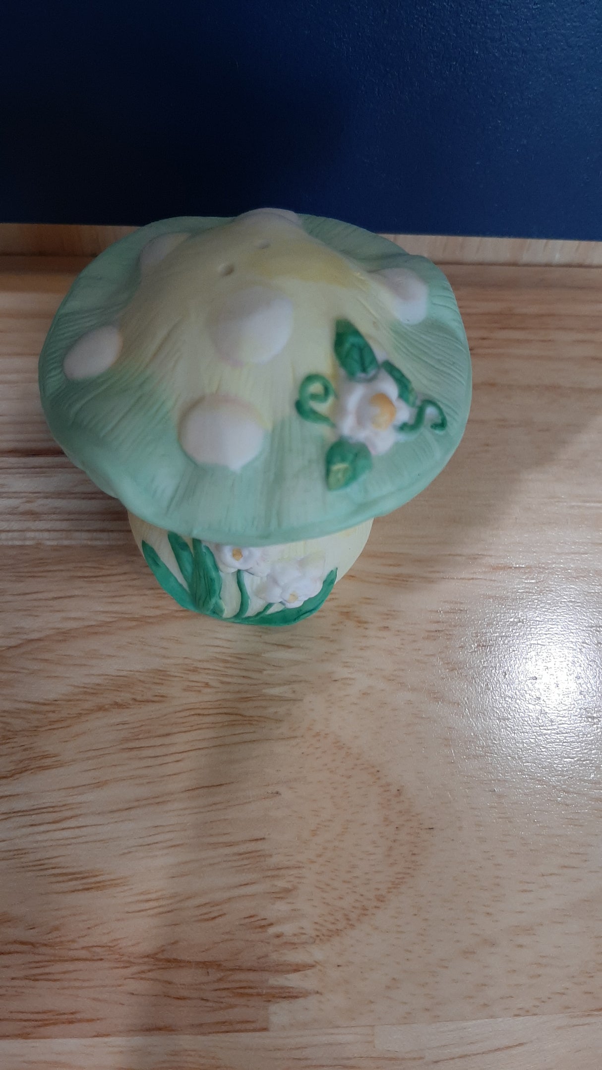 MUS0093 - Champignon jaune et vert, fleurs et feuillage