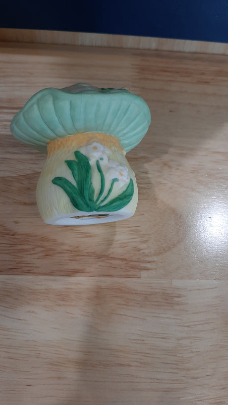 MUS0093 - Champignon jaune et vert, fleurs et feuillage