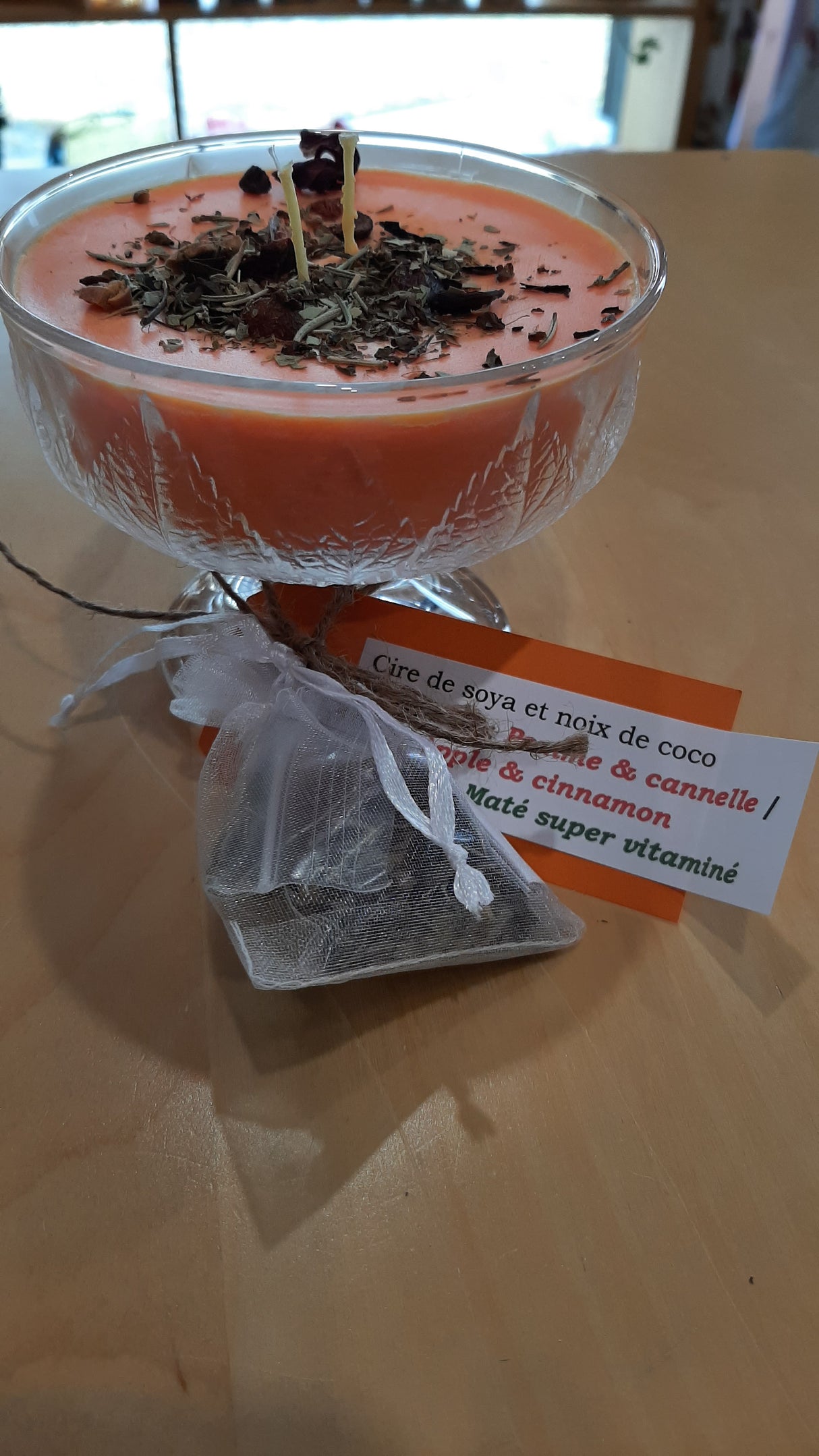 CAN0041 - Candle in a flared and textured cut