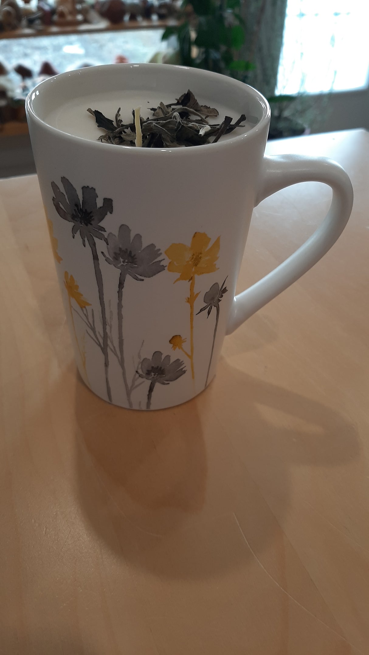 CAN0062 - Chandelle au cèdre bleu dans une tasse printanière