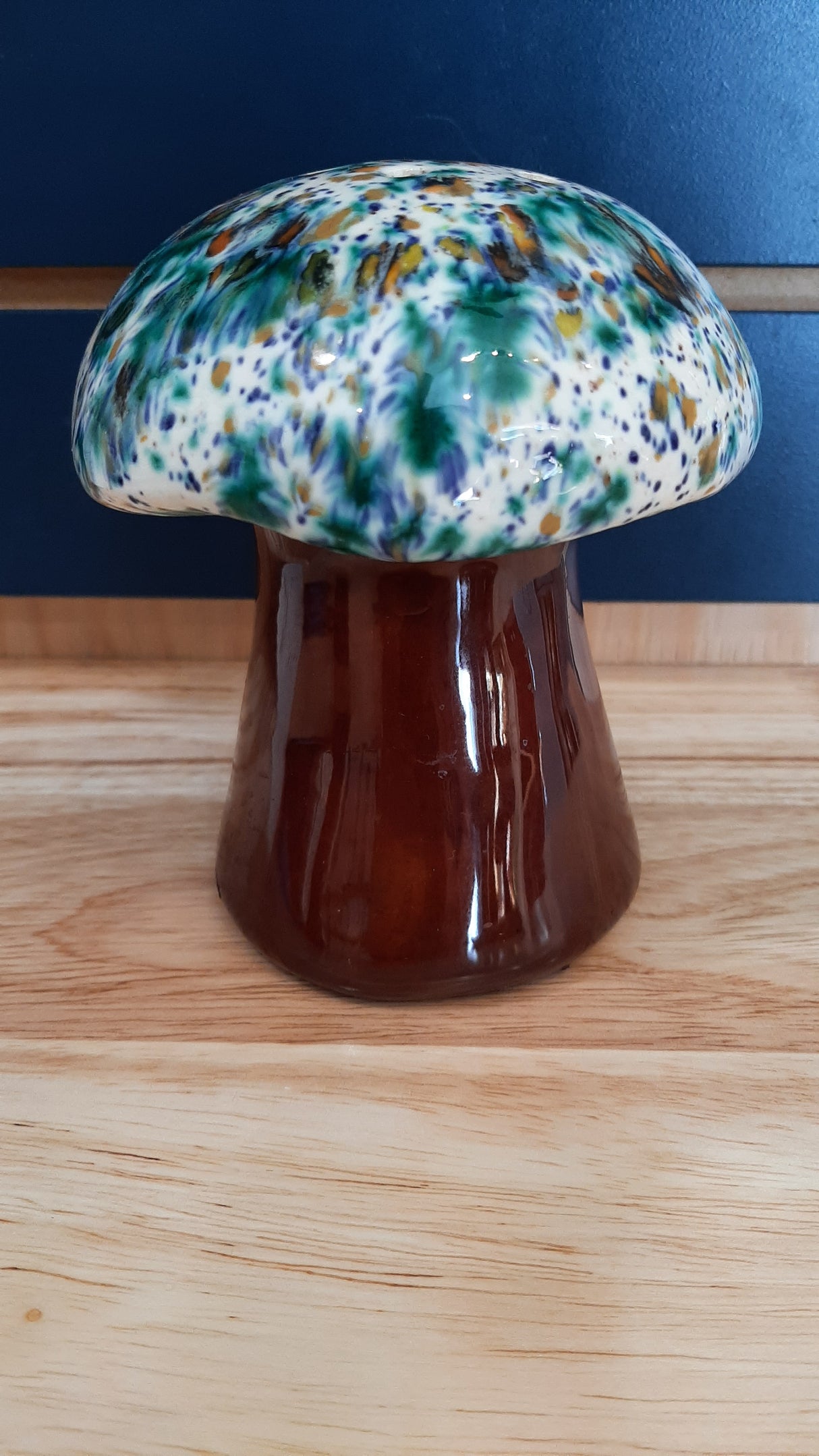 MUS0097 - Gros champignon en poterie, pied brun