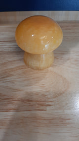 MUS0104 - Petit champignon en pierre jaune maïs