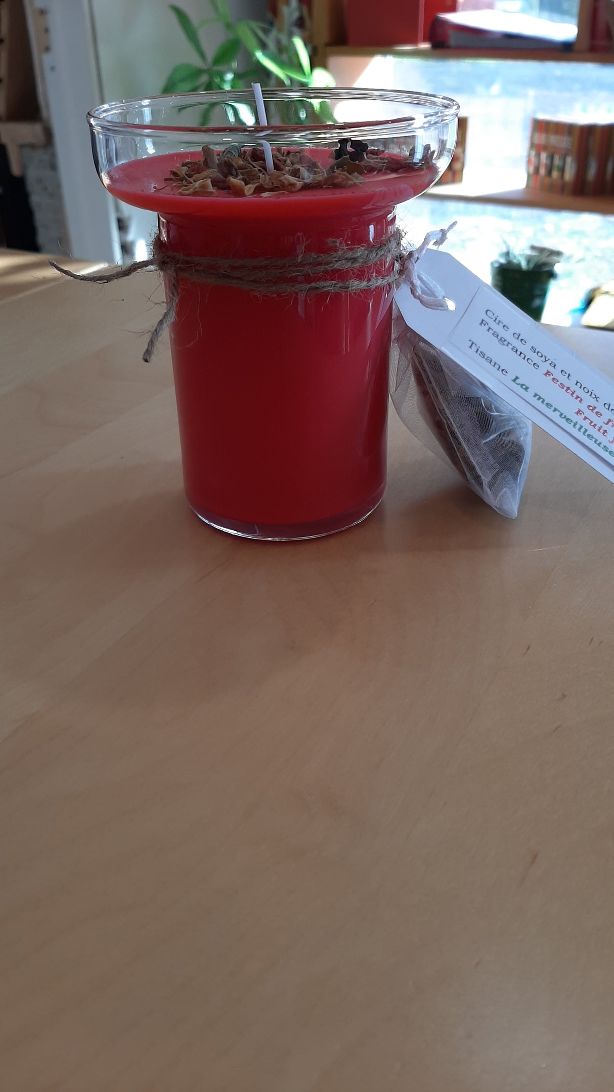 CAN0029 - Candle in a sturdy footed vase